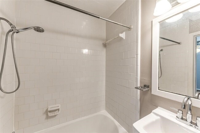 Building Photo - 5537 Lincrest Ln