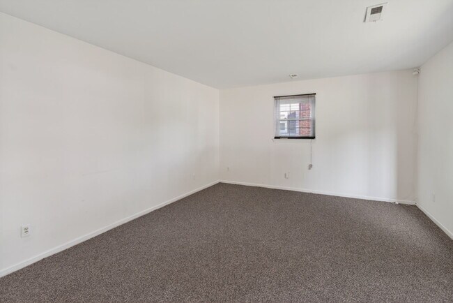 Building Photo - 195 Bentley Dr