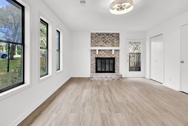 Building Photo - 1010 Mathews Ct