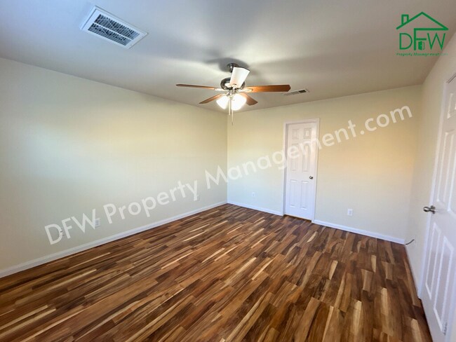 Building Photo - 10009 Iron Ridge Dr