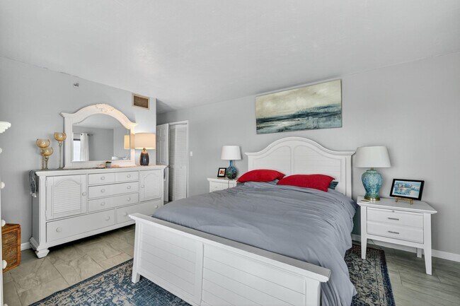 Building Photo - 801 S Ocean Dr