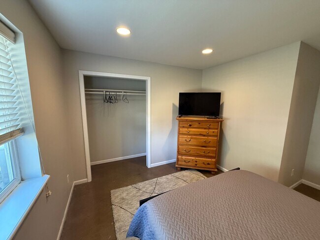 Building Photo - Nowells Subdivision Town Homes - Fully Furnished and Utilities Included