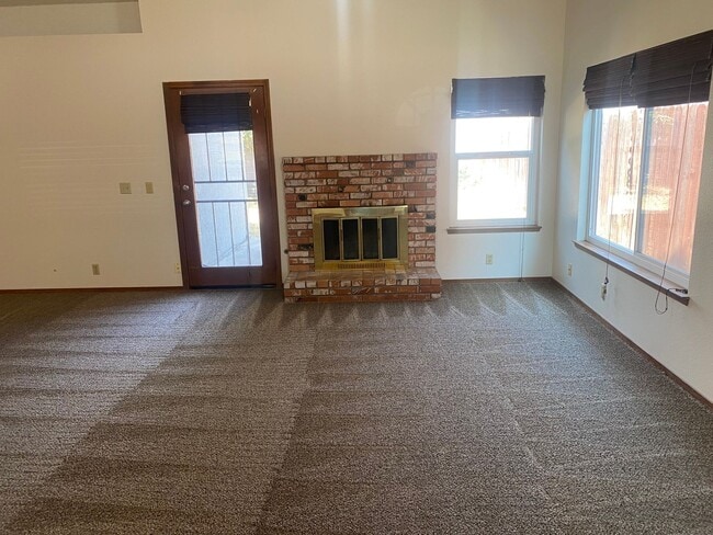 Building Photo - 3 Bedroom 2 Bathroom Golden West school di...