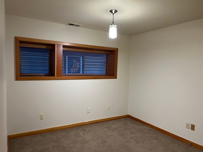 Building Photo - AUGUST RENT FREE with LIMITED SHOWINGS AVAILABLE on July 25th! - Gorgeous Townhome Style Condomin...