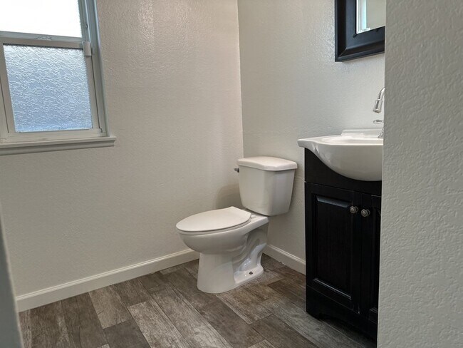 Building Photo - Stunning 5 Bedroom Rental Home with 2 Full...