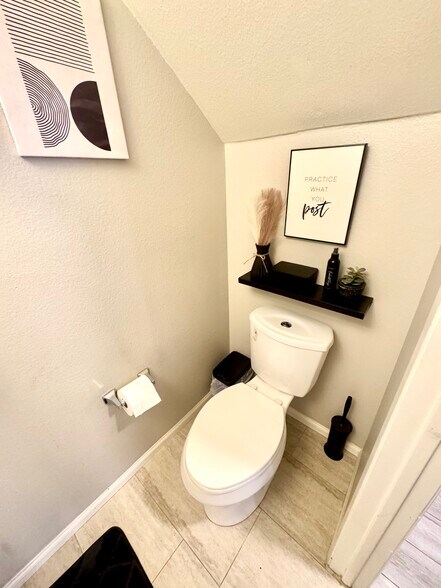 Building Photo - 1151 W Badillo St