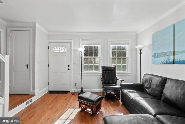 Building Photo - 510 E Nelson Ave