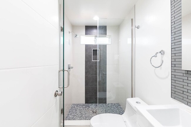 Building Photo - 756 N Ridgewood Pl