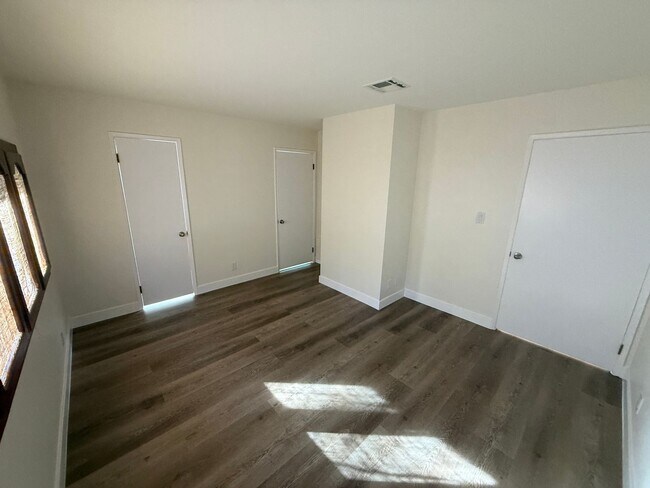 Building Photo - 3-Bedroom Home with Dog Run and Private Ya...