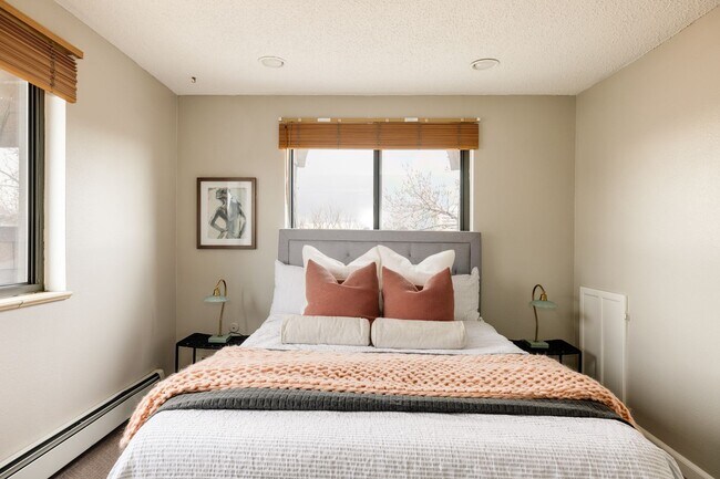 Building Photo - Top-Floor 2BD, 1BA Cap Hill Condo with Par...