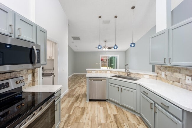 Building Photo - 2544 SW Deckard St