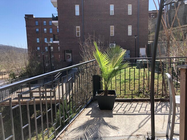 1 bedroom apartment is available now on the riverfront 1009 Jefferson str. The location is ideal fo - 1009 Jefferson St