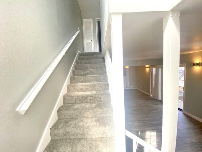 Building Photo - Washer/Dryer in Unit! Remodeled Townhome i...