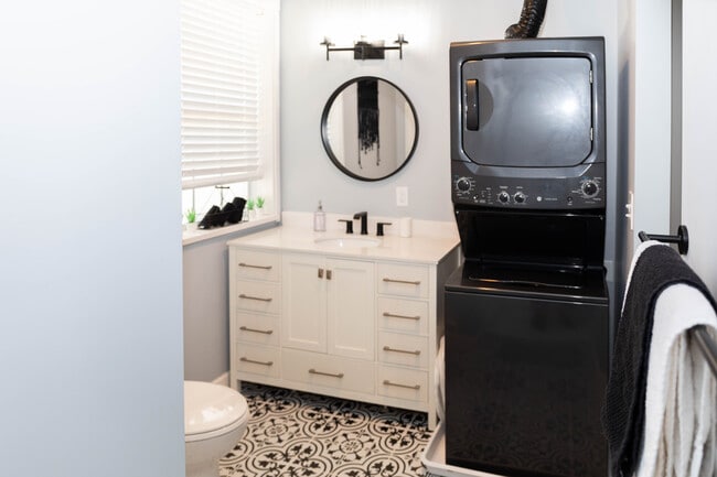 Building Photo - Unit B