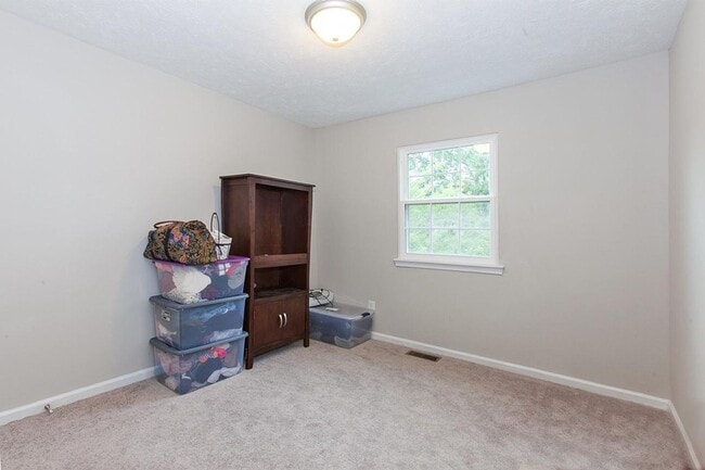 Building Photo - Spacious Williamsburg Townhome with Modern...