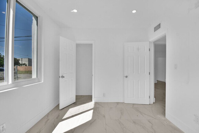 Building Photo - 3025 NW 8th Ave