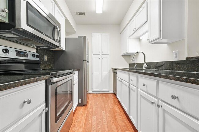 Building Photo - 23203 Plantation Dr NE