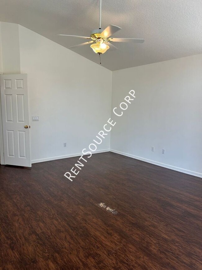 Building Photo - 3210 Lantana Ct