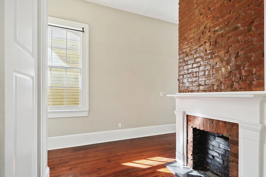 Building Photo - 2823 Baronne St