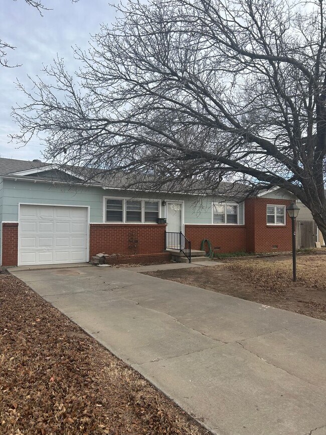 Building Photo - Super cute, Southlawn cutie!