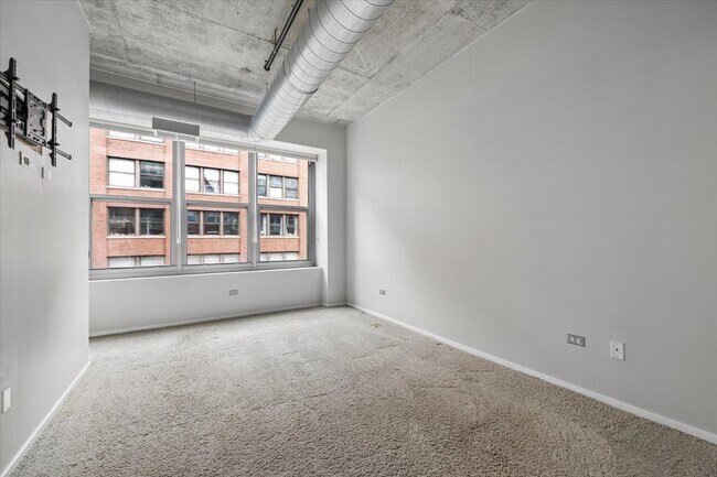 Building Photo - 933 W Van Buren St