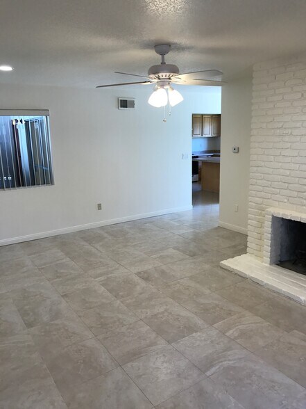 Living room - 616 South Fashion Park Street