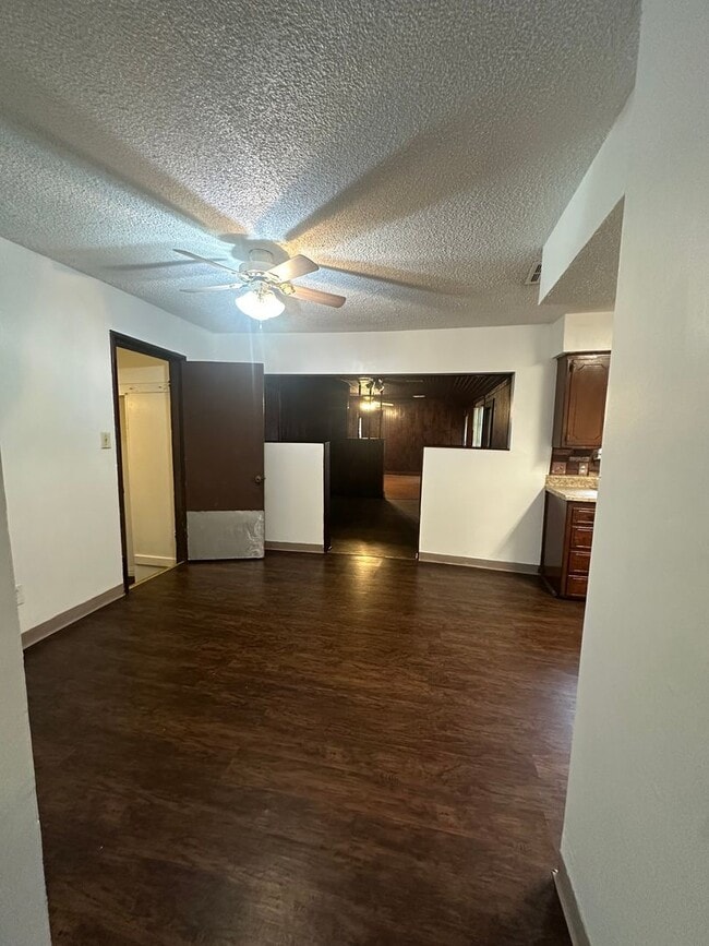 Building Photo - 4 Bed, 2 Bath, 2 dInng, 2 Living