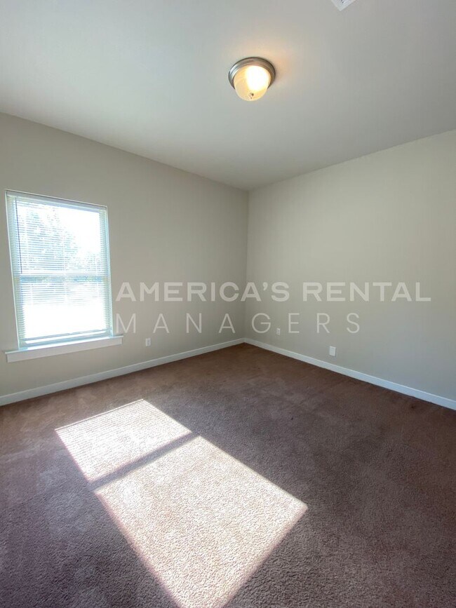 Building Photo - 10953 Woodland Dr