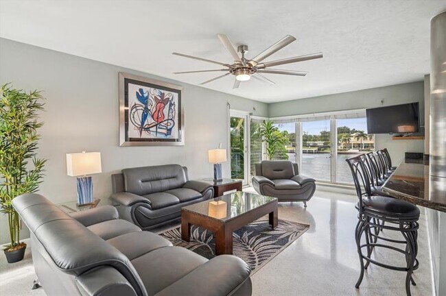 Building Photo - 561 Bayshore Dr