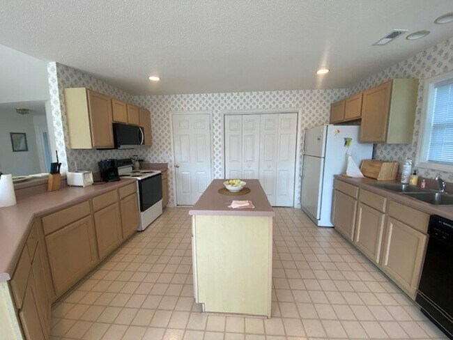 Building Photo - Charming 3-Bedroom Home in Desirable Kure ...