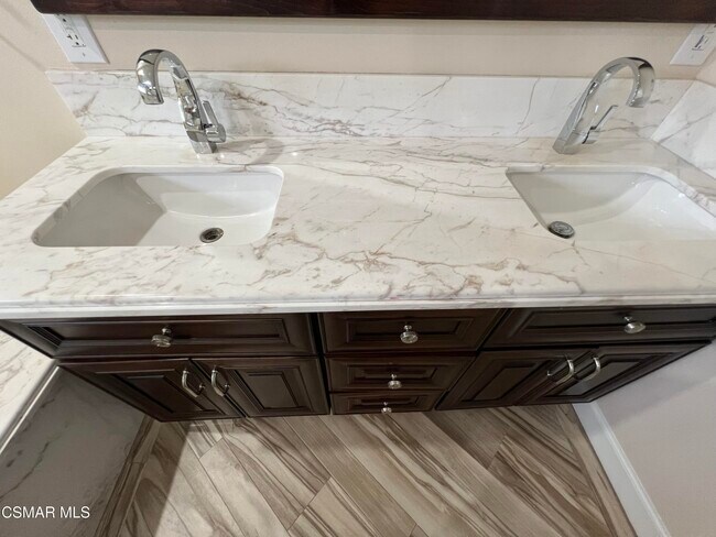 Building Photo - 334 W Avenida De Las Flores