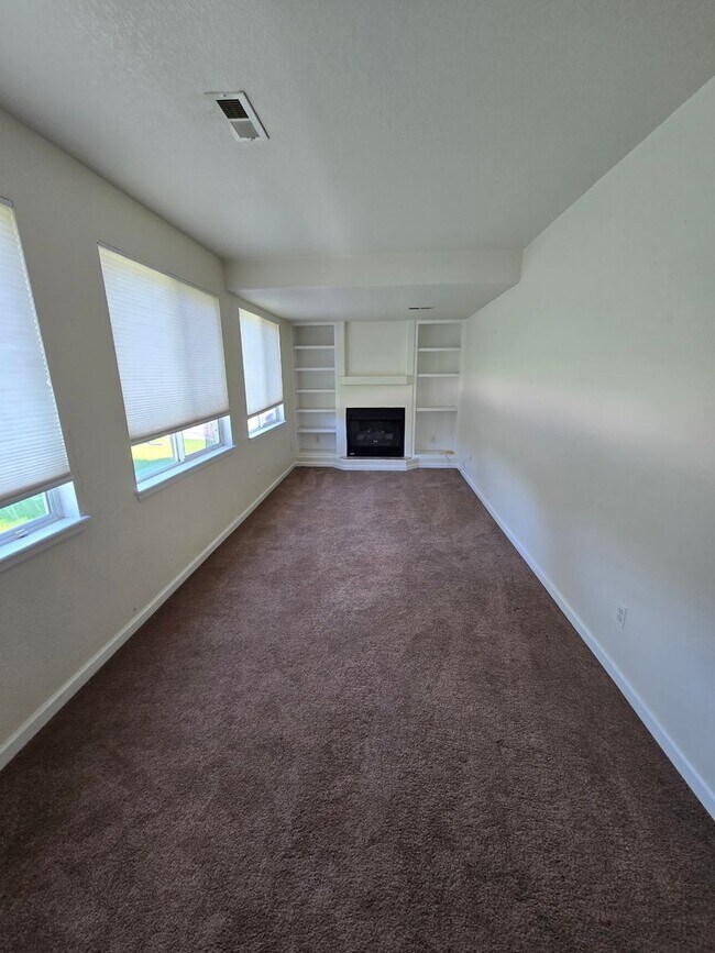 Building Photo - Spacious Townhome with Oversized 2-Car Gar...