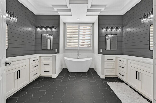 Building Photo - Fully remodeled 5 bed plus Loft / 4.5 bath...