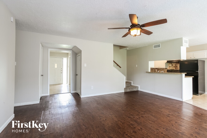 Building Photo - 2111 Savanna Ct N