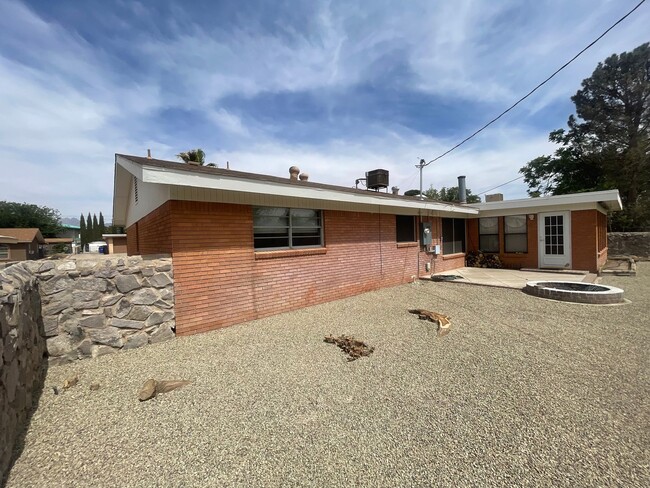Building Photo - Charming 4 Bedroom/2 Bathroom House Near NMSU