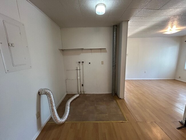 Building Photo - Large 2 Bed 1 Bath House with Fenced Yard and Washer Dryer Hookups