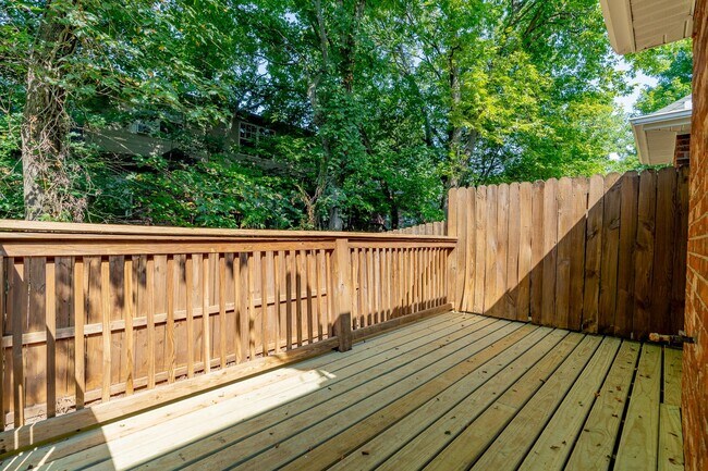 Building Photo - Beautiful & spacious 4 Bedroom condo w/fen...