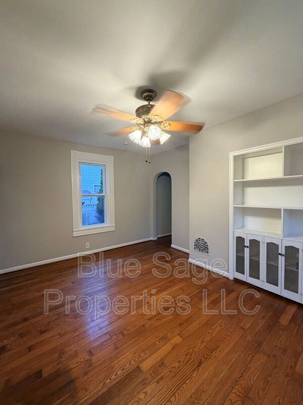 Building Photo - 913 8th Ave