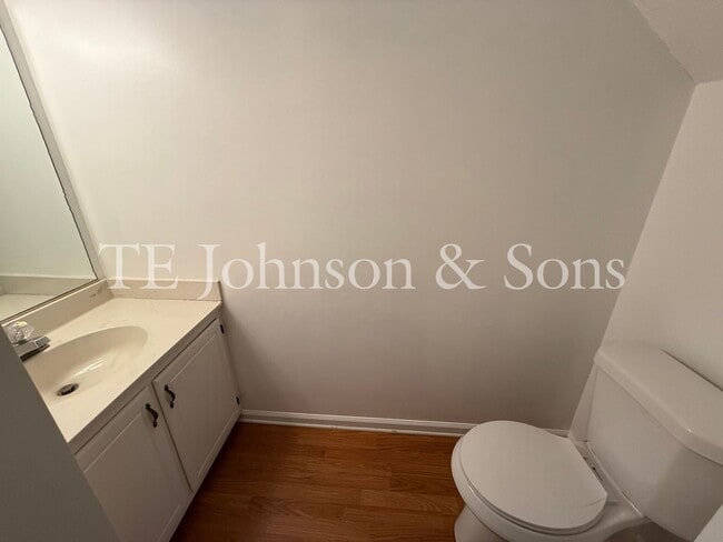 Building Photo - Stylish Townhome with Ensuite Baths & Comm...