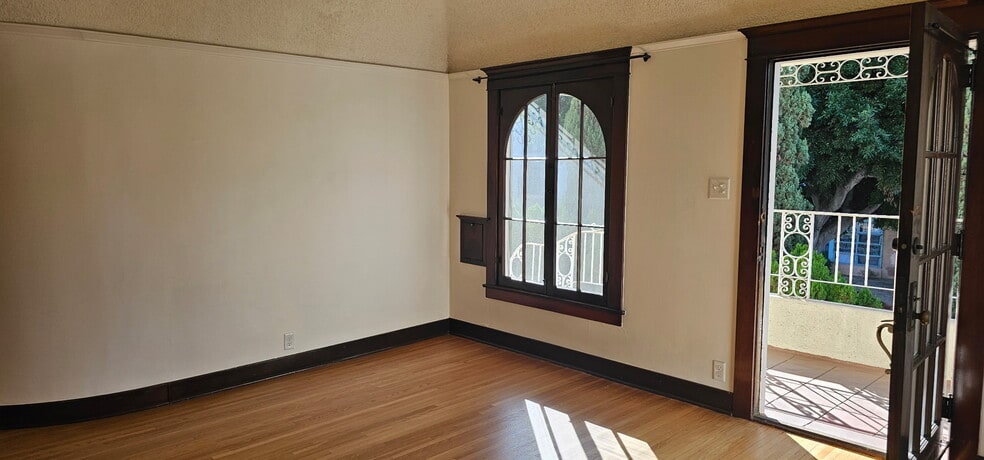Window and mail box - 218 1/2 N Kenmore Ave