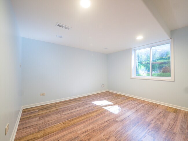 Building Photo - 33 River Oaks Cir E