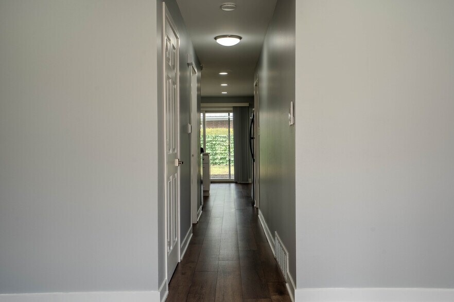 Building Photo - 620 57th St