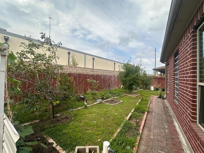 Building Photo - 2230 Argos Dr