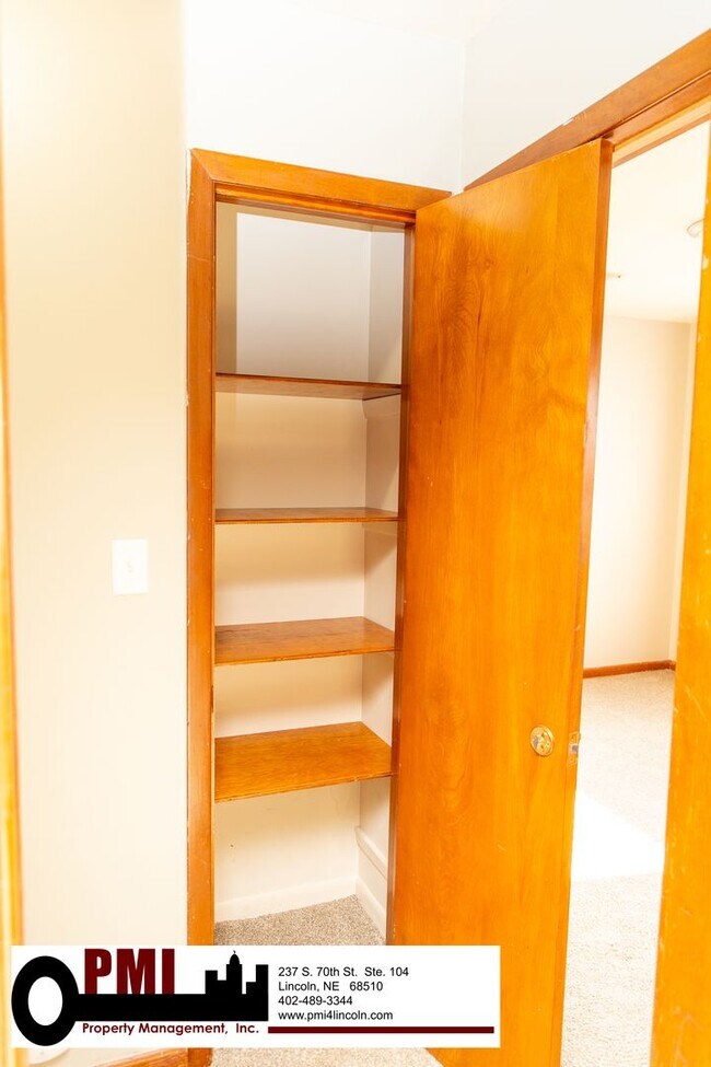 Building Photo - 2 Bedroom and 1.5 Bathroom Apartment Avail...