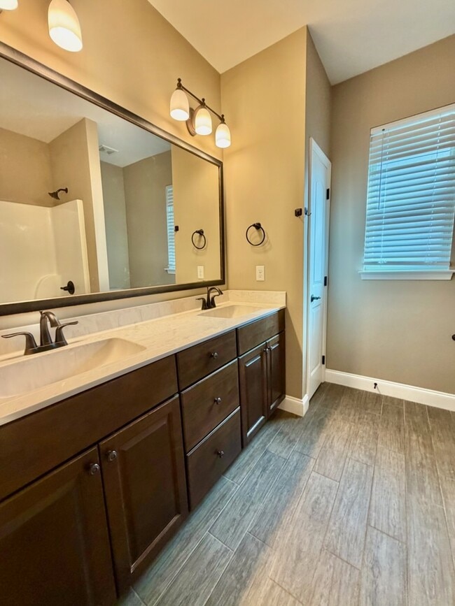 Building Photo - 131 Fetting Ave