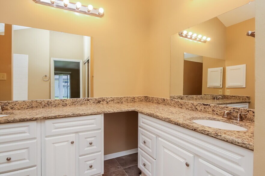 Building Photo - 7831 Poitiers Dr