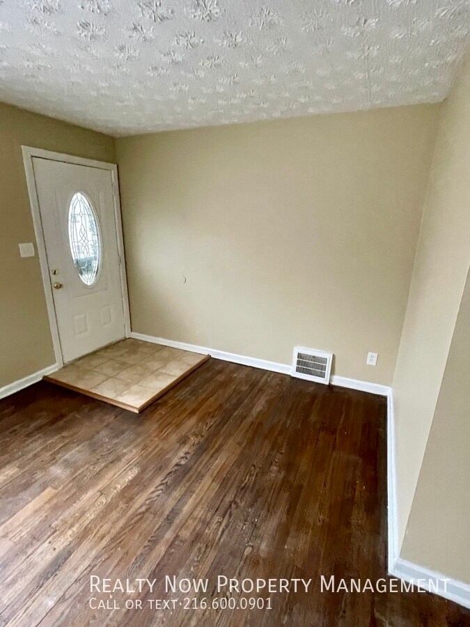 Building Photo - 5333 Hollywood Ave