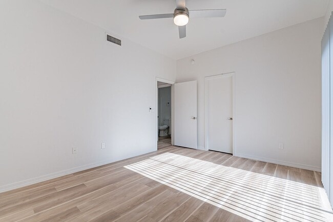 Building Photo - 920 E Elm St