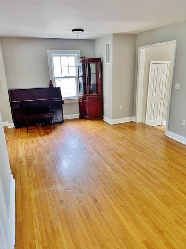 Building Photo - Beautifully updated single family home in ...