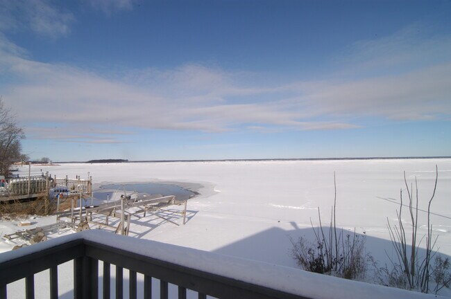 Building Photo - 7099 Lakeshore Rd